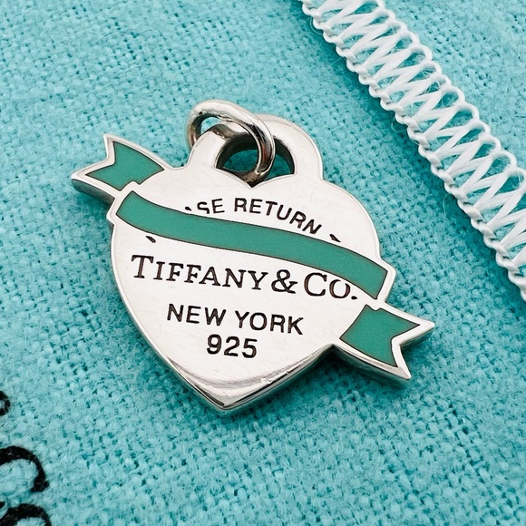 Return To Tiffany Banner Heart Charm